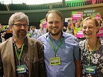 Drei Politikern gibt der Bundesparteitag offensichtlich gute Laune für die Wahl, Axel Vogel Arm in Arm mit Clemens Rostock und Petra Budke