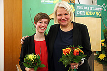 Zwei strahlende Frauen mit Blumenstrauß in der Hand: es sind die neuen Landesvorsitzenden Julia Schmidt und Alexandra Pichl, die auf dem Parteitag in Templin im Ahorn Seehotel gewählt wurden.