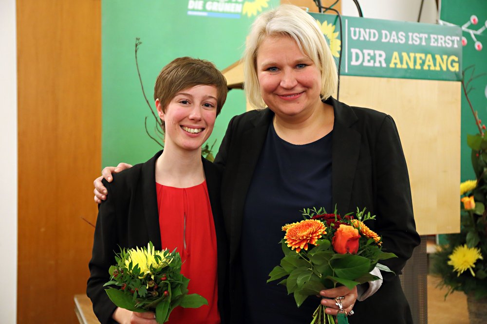 Zwei strahlende Frauen mit Blumenstrauß in der Hand: es sind die neuen Landesvorsitzenden Julia Schmidt und Alexandra Pichl, die auf dem Parteitag in Templin im Ahorn Seehotel gewählt wurden.