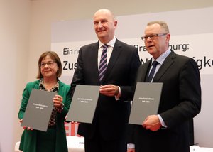 Ursula Nonnemacher, Dietmar Woidke und Michael Stübken bei der Unterzeichnung des Koalitionsvertrags.
