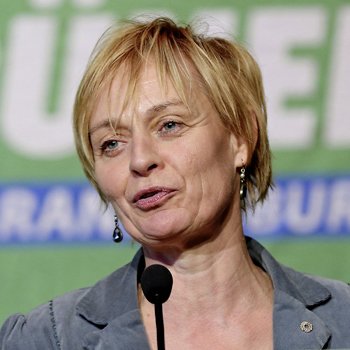 Die Landesvorsitzende Petra Budke ist am 29.09.2016 zur Direktkandidatin für den Bundestagswahlkreis 58 (Oberhavel/Havelland II) aufgestellt worden. Sie freut sich und lacht.