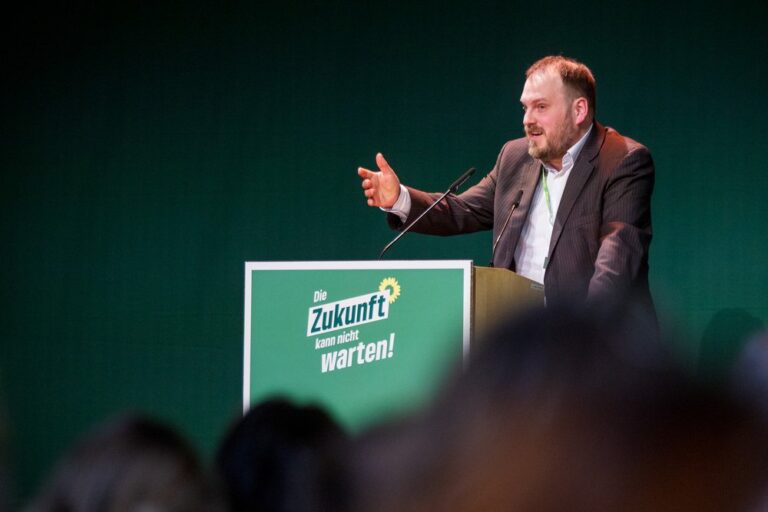 Bündnisgrüne werfen Woidke wegen Urlaubsankündigung in der Regierungskrise Verantwortungslosigkeit vor