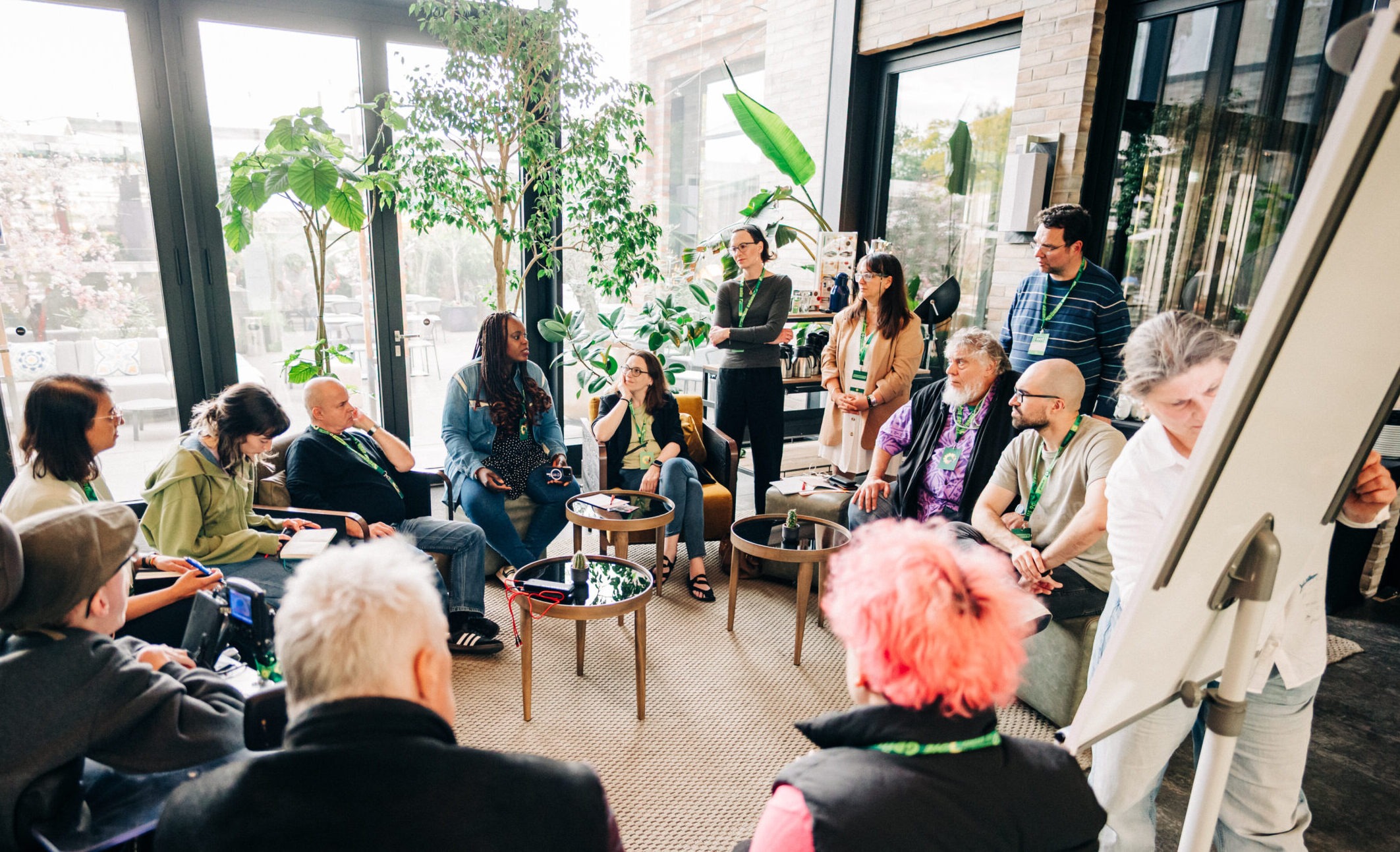 Eine Gruppe von Grünen diskutiert in einem lockeren Kreis.