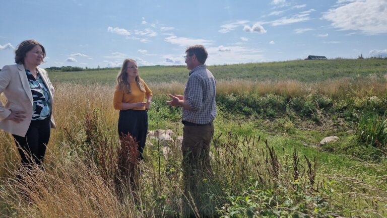 Wasser in der Landschaft halten – Grüne Bundestagsabgeordnete besuchen innovativen Landwirtschaftsbetrieb in Dahmsdorf