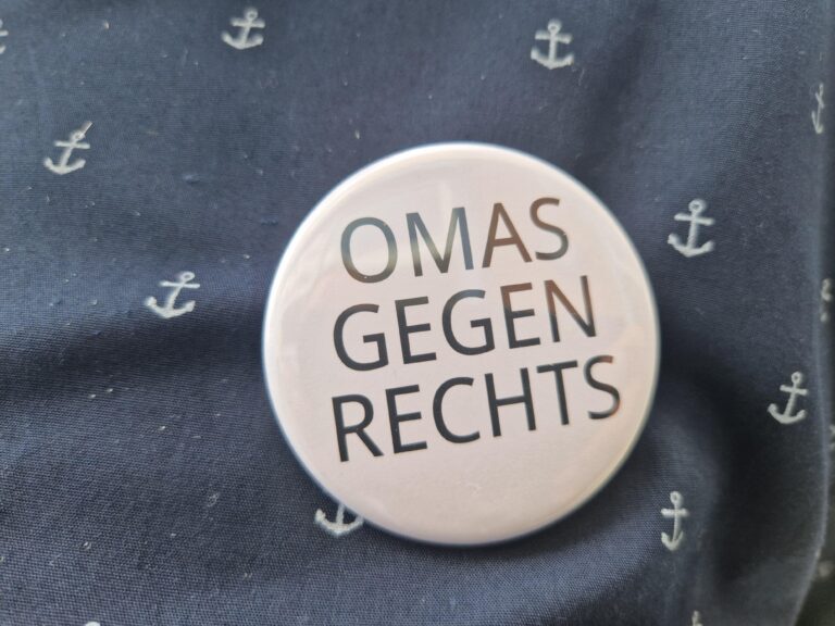 Wo die Demokratie verteidigt wird – mitten in der Lausitz: Bündnisgrüne im Austausch mit Senftenberger „Omas gegen rechts“