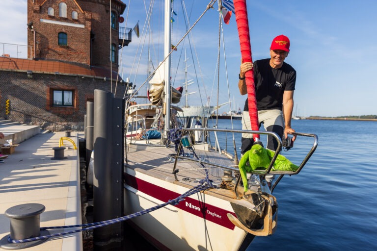 Nach 6 Jahren: Grünenpolitiker Michael Jungclaus beendet Weltumseglung in Stralsund