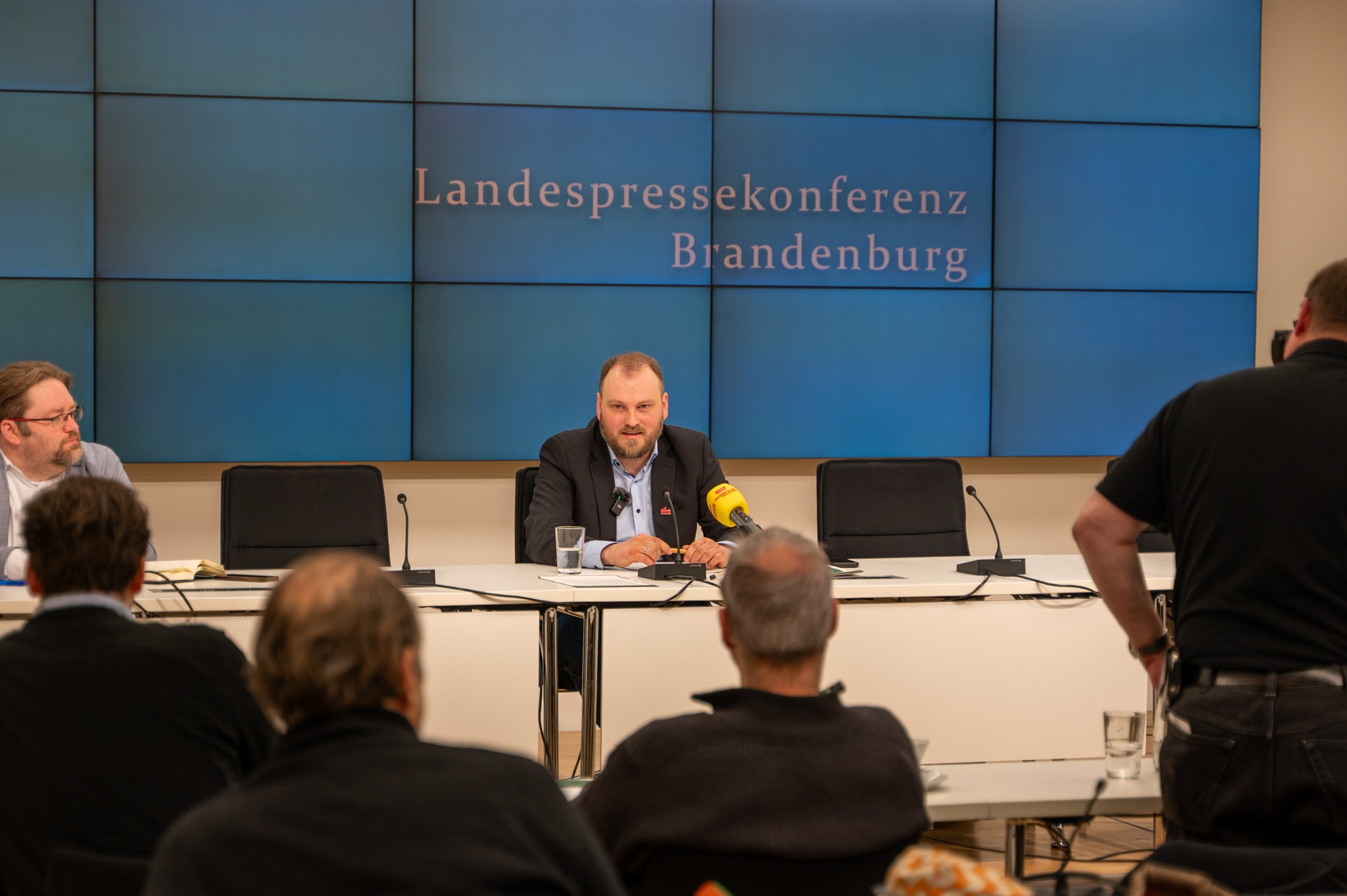 Clemens Rostock gibt eine Pressekonferenz im Landtag Brandenburg zu Forderungen an zukünftige Koalition SPD CDU