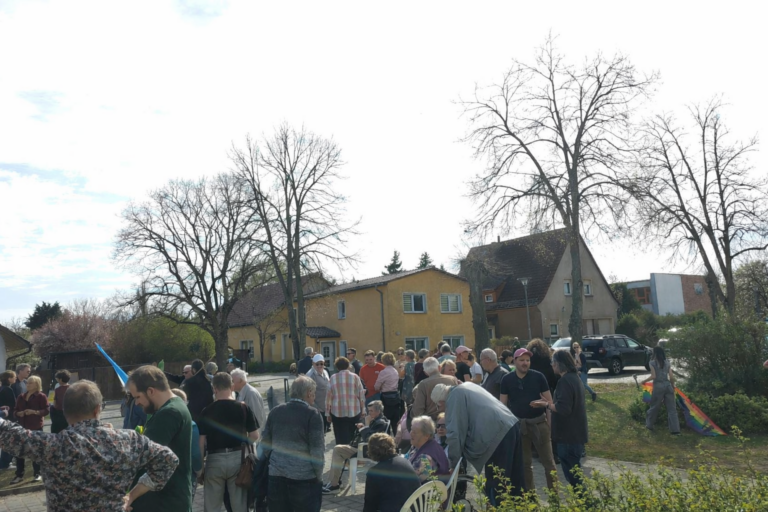 Freiluftveranstaltung „Demokratie und Frieden“ in Halbe setzt Zeichen gegen rechte Vereinnahmung