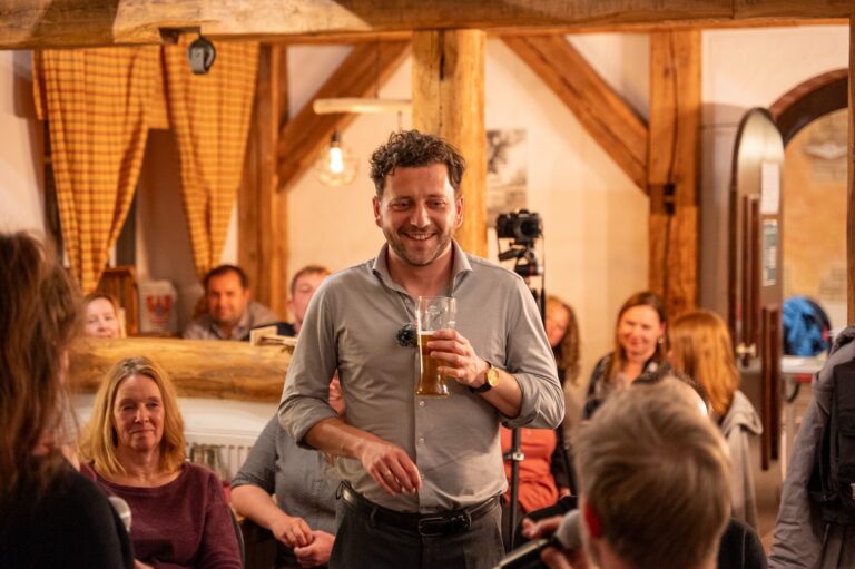 Volle Kneipe, offener Austausch: Großes Interesse an Dialogabend mit Felix Banaszak