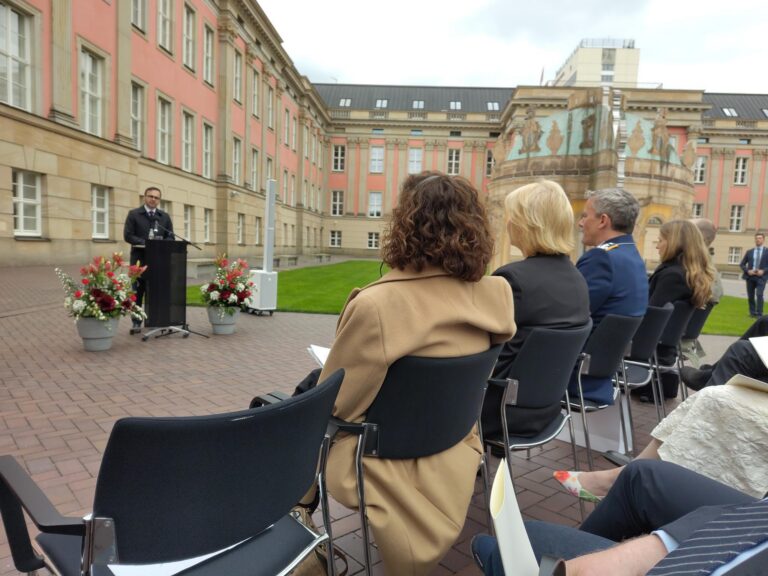 8. Mai: Bündnisgrüne warnen vor Schwächung der Demokratiearbeit