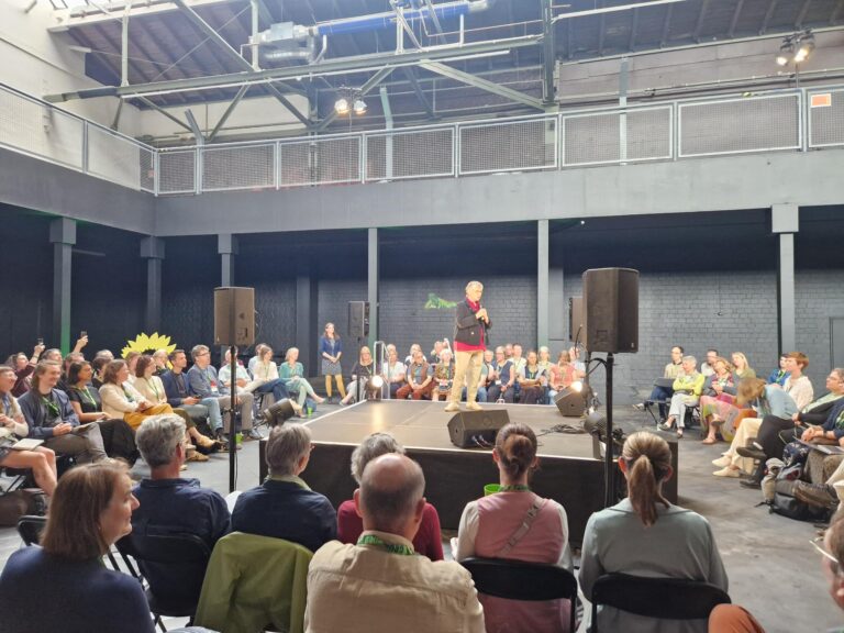 Bündnisgrüne Sozialkonferenz in Eberswalde: Haßelmann kritisiert Merz scharf: „Gerade in Ostdeutschland verunsichert er Menschen“