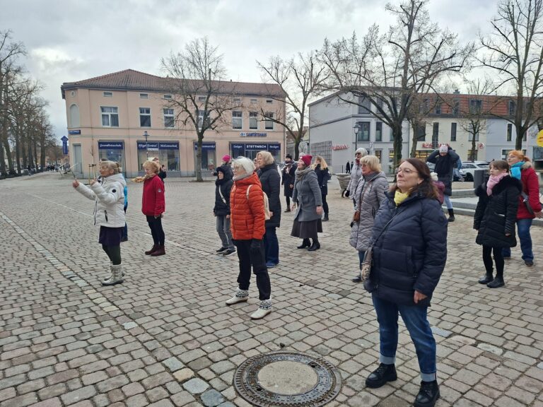 One Billion Rising: Tanzdemo in Königs Wusterhausen setzt Zeichen gegen Gewalt an Frauen